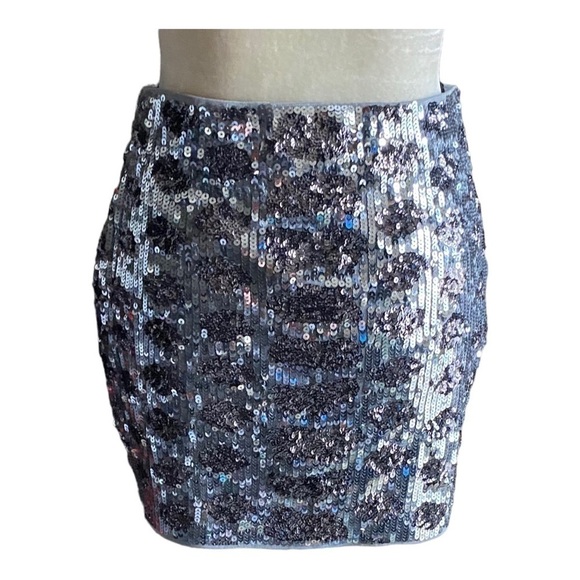 EXPRESS-BLACK AND SILVER SEQUIN SKIRT-SIZE XS - Picture 3 of 6